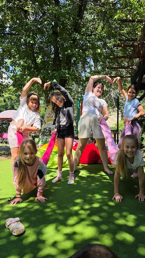 Copii care se joacă împreună în curtea Hera Kids.