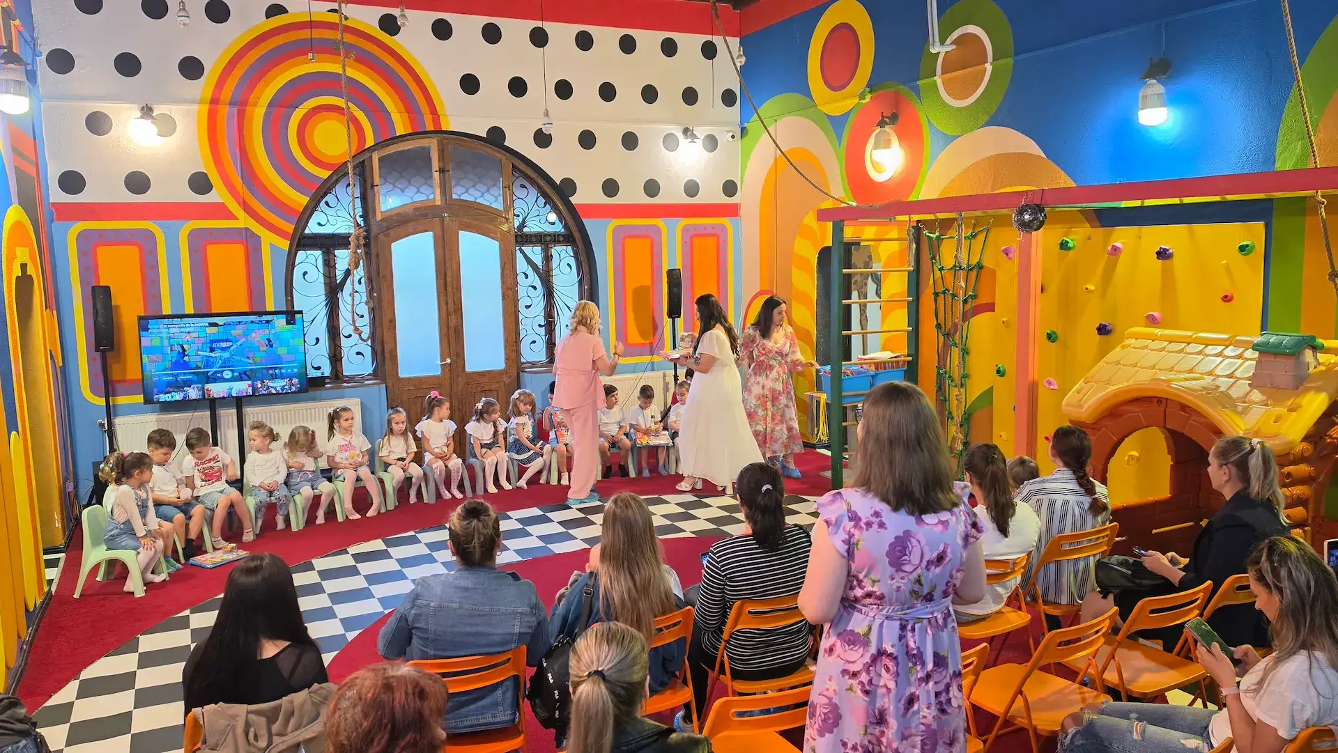 Copii la serbare într-un eveniment pentru școli și grădinițe organizat la Hera Kids în Târgoviște.