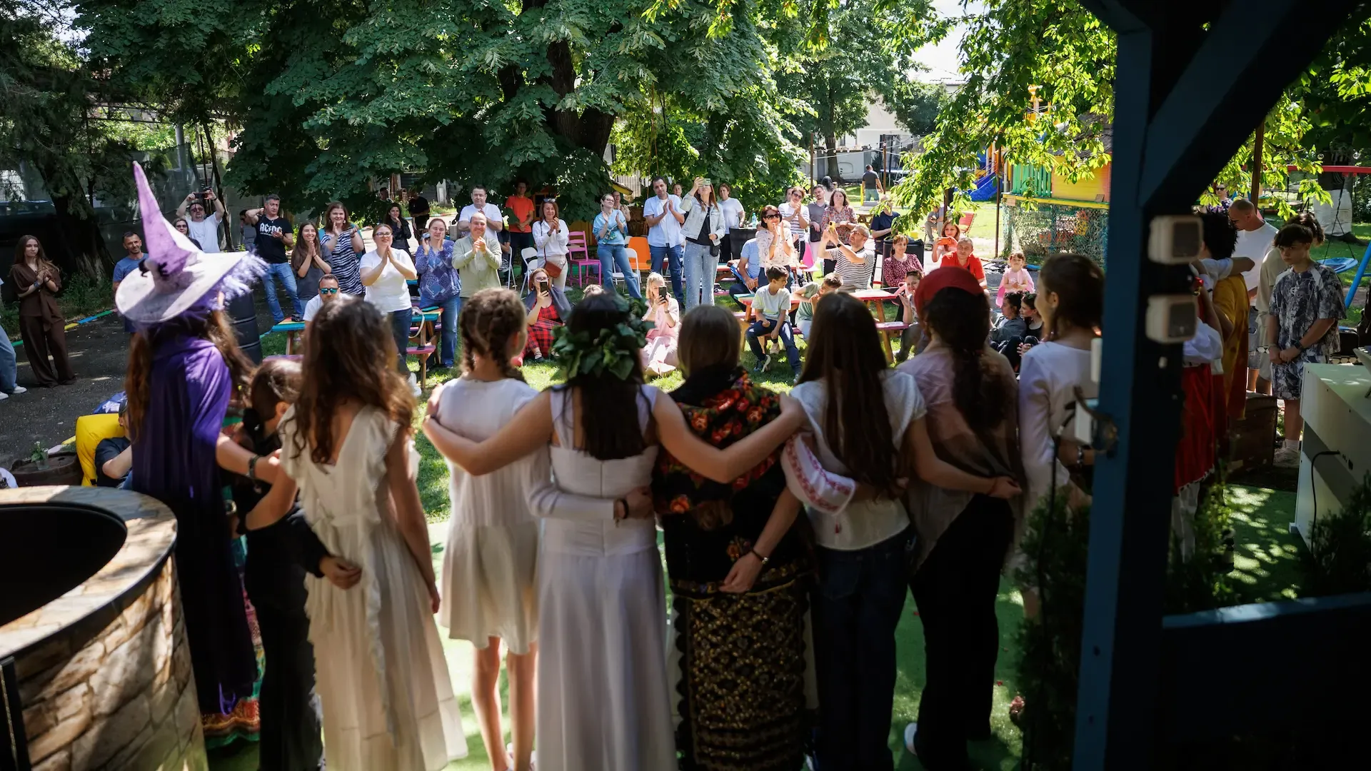 Eveniment pentru școli și grădinițe organizat la Hera Kids în Târgoviște, cu copii, cadre didactice și părinți în curte.