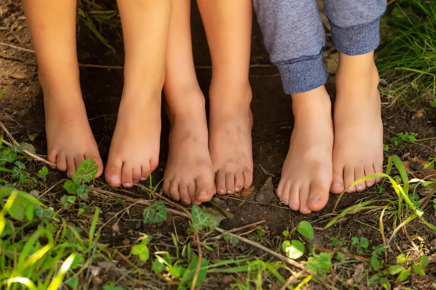 Copii desculți în iarbă la Școala de Vară Hera Kids din Târgoviște.