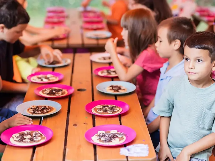 Copii la masă în programul de afterschool cu masă Hera Kids din Târgoviște.