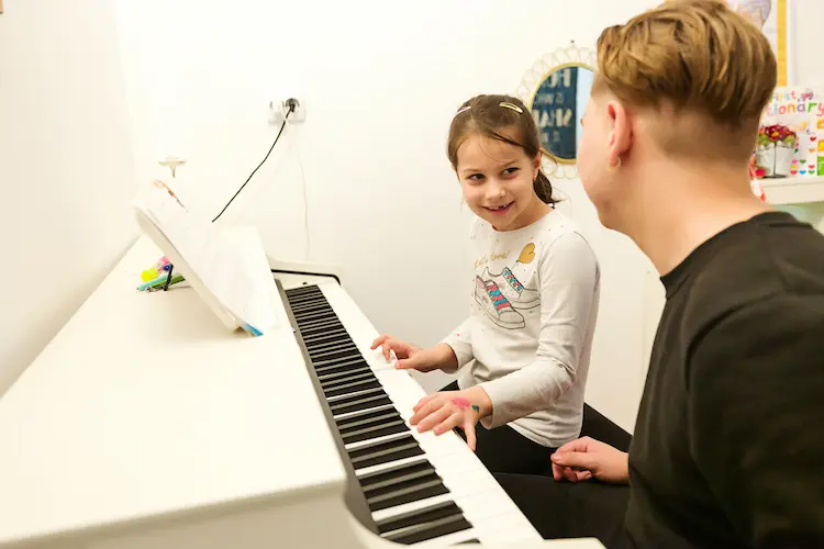 Copil la curs de canto pentru copii la Afterschool Hera Kids din Târgoviște.