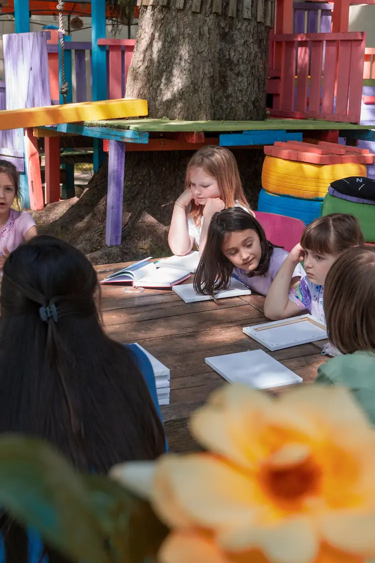 Copii ghidați în activități educative la Afterschool Hera Kids din Târgoviște.