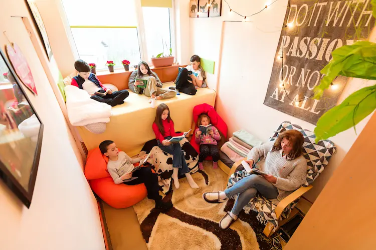 Copii citind și relaxându-se la Afterschool Hera Kids din Târgoviște.