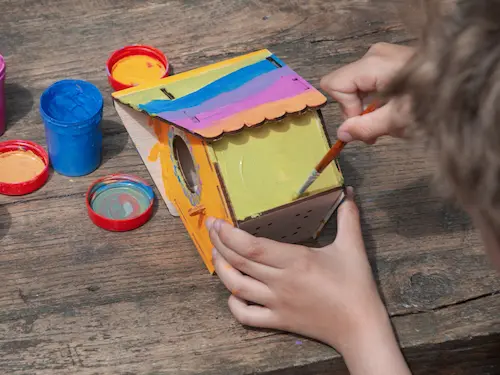 Copil la atelier de căsuțe pentru păsări pentru școli și grădinițe la Hera Kids.