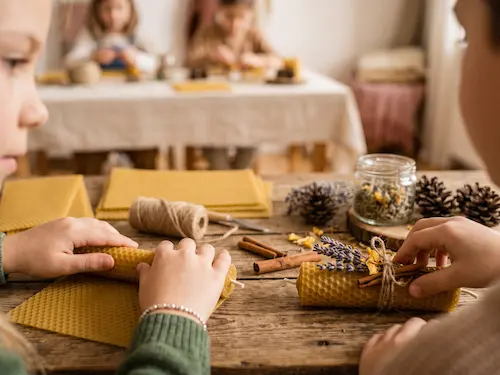 Copii la atelier de lumânări din ceară de albine pentru școli și grădinițe la Hera Kids.