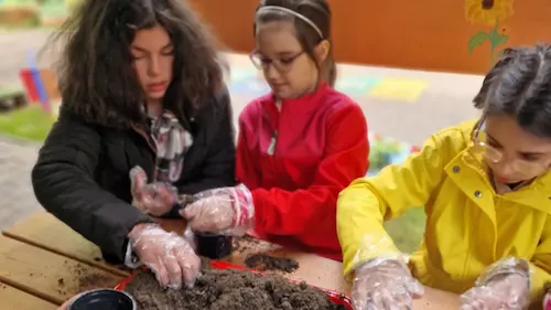 Copii la atelier de plantat flori și semințe pentru școli și grădinițe la Hera Kids Târgoviște.