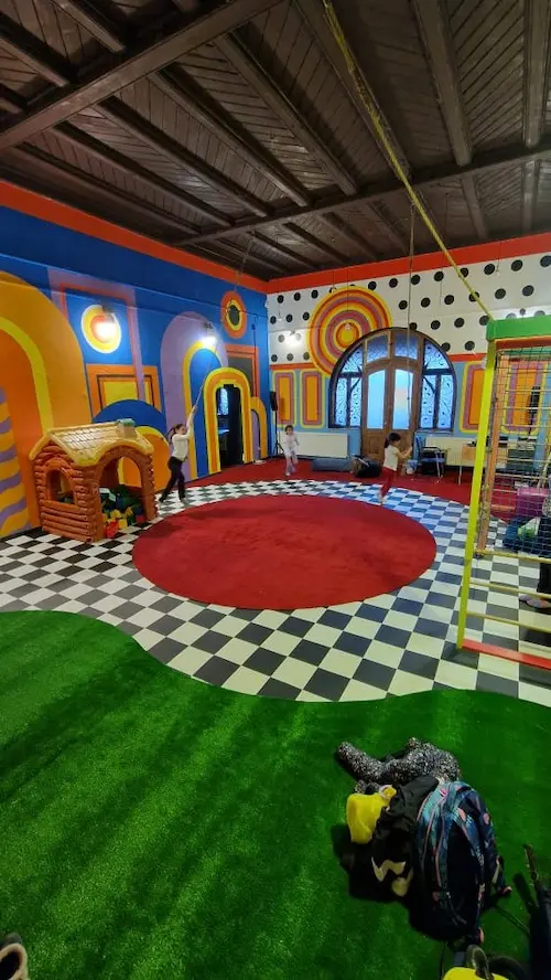 Spațiu interior de joacă pentru copii la Hera Kids din Târgoviște.