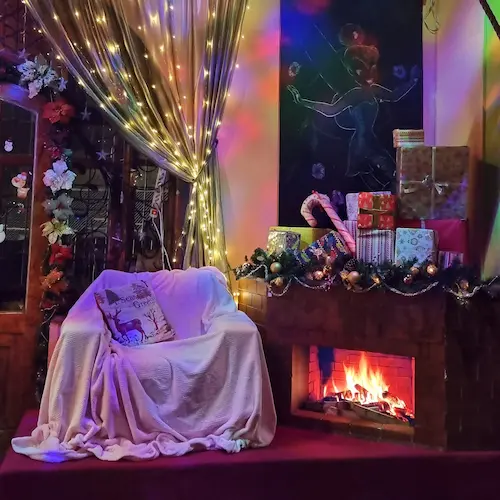 Eveniment de Crăciun pentru copii la Hera Kids, în Târgoviște, cu decor festiv și cadouri.