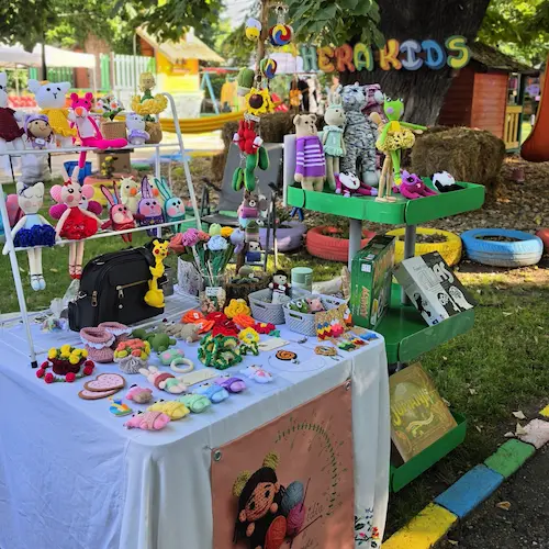 Eveniment pentru copii la Hera Kids, cu stand de chilipiruri, obiecte creative și activități de antreprenoriat.