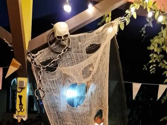 Decor de Halloween cu pânză și craniu la un eveniment Hera Kids.
