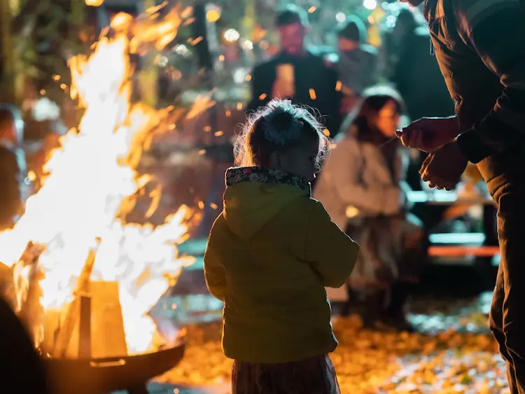Copil lângă foc la evenimentul Focul lui Sumedru organizat la Hera Kids.