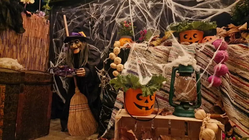 Copii la un eveniment Hera Kids din Târgoviște, cu personaje costumate și activități în curte.