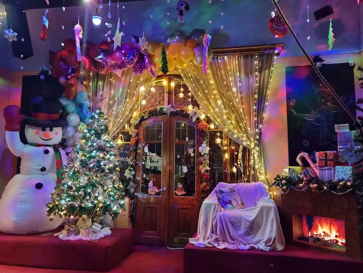 Decor de Crăciun la Hera Kids în Târgoviște, pregătit pentru evenimentele copiilor.