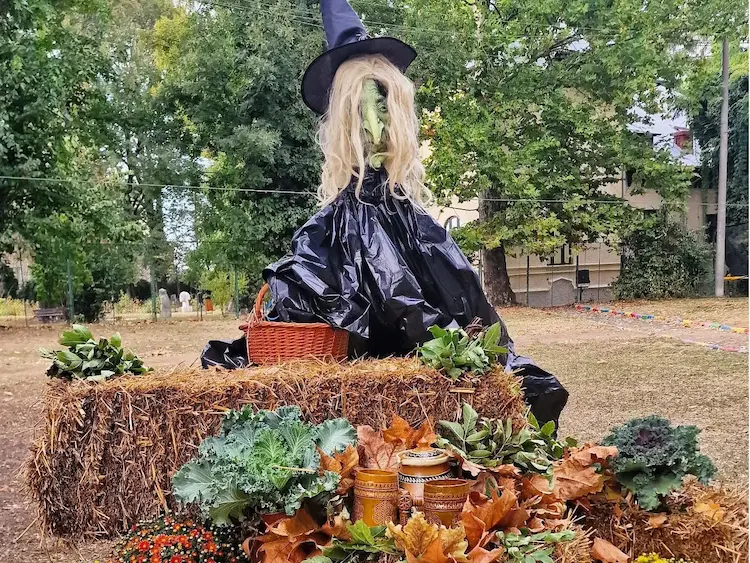 Decor de toamnă și Halloween la un eveniment Hera Kids.