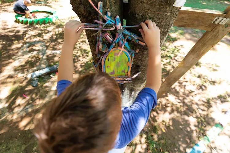 Copil la atelier în natură pentru școli și grădinițe la Hera Kids în Târgoviște.