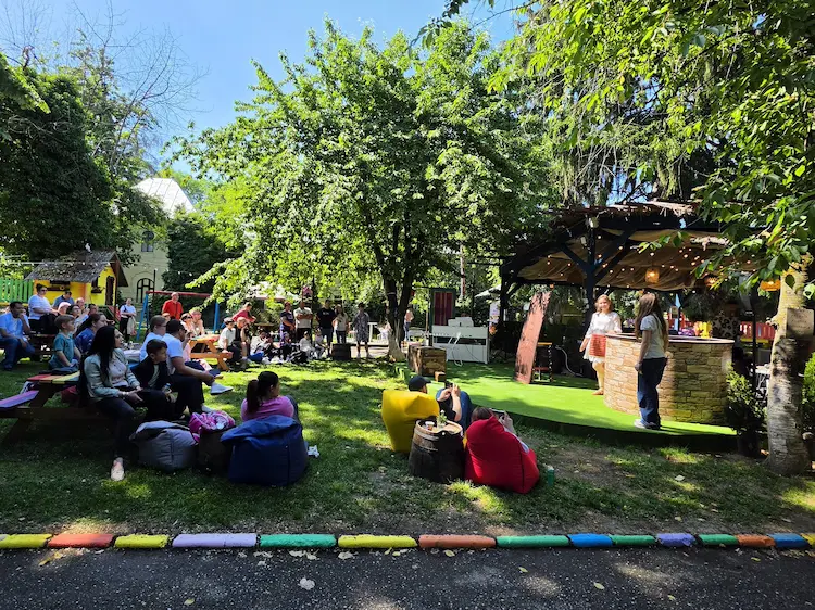 Petrecere privată pentru copii în grădina Hera Kids din Târgoviște, cu scenă și invitați.