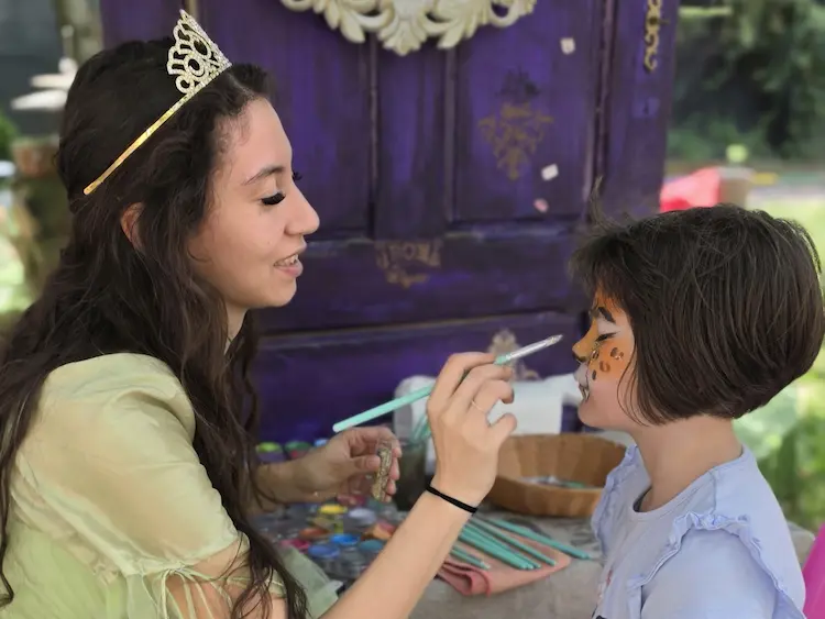 Activitate de pictură pe față la petreceri private pentru copii în Târgoviște, la Hera Kids.