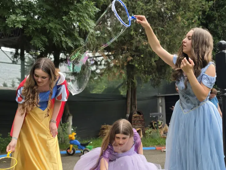 Petrecere privată pentru copii în Târgoviște la Hera Kids, cu prințese și baloane uriașe.