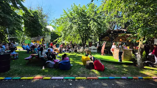 Spațiu exterior pentru petreceri private copii în Târgoviște, la Hera Kids, cu grădină și zone pentru părinți.