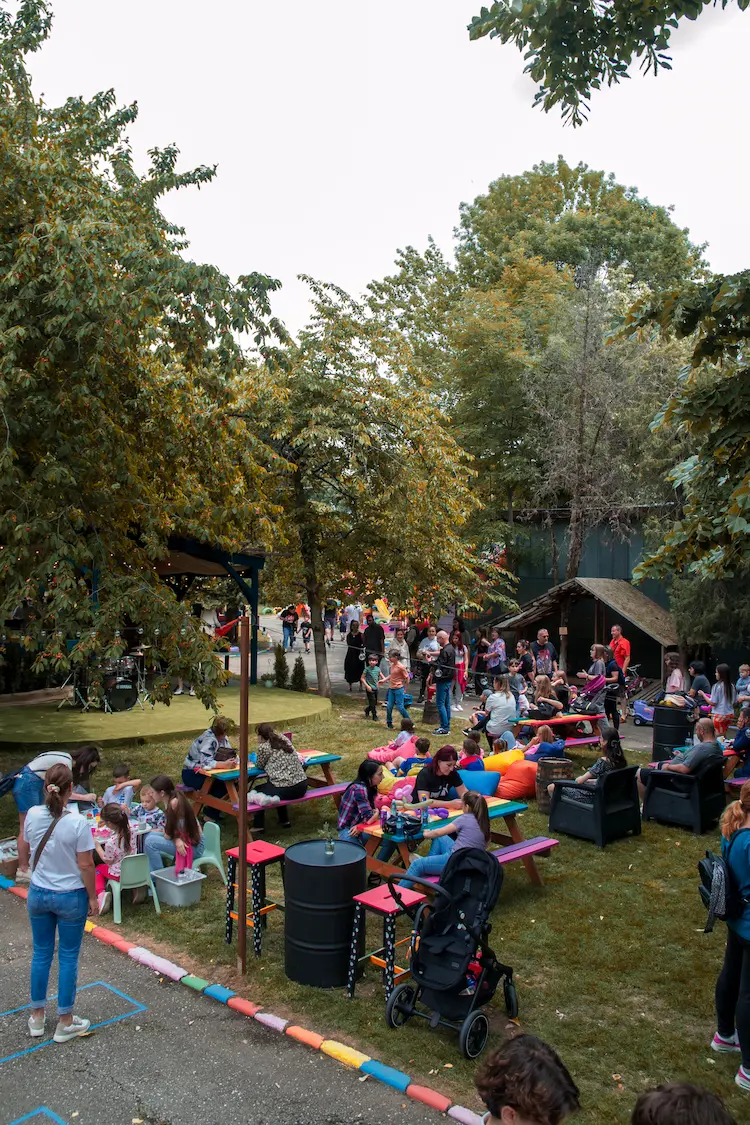Eveniment privat pentru copii și familie în grădina Hera Kids din Târgoviște.