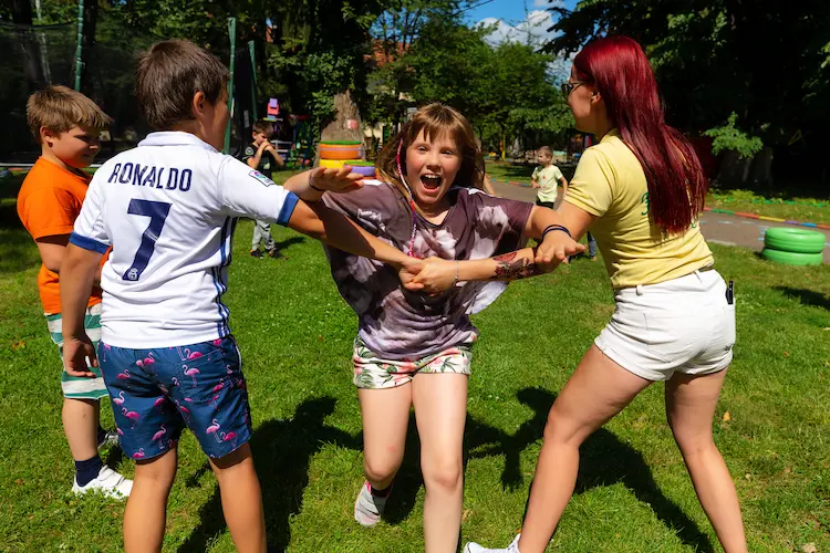 Copii care se joacă în aer liber la Școala de Vară Hera Kids din Târgoviște.