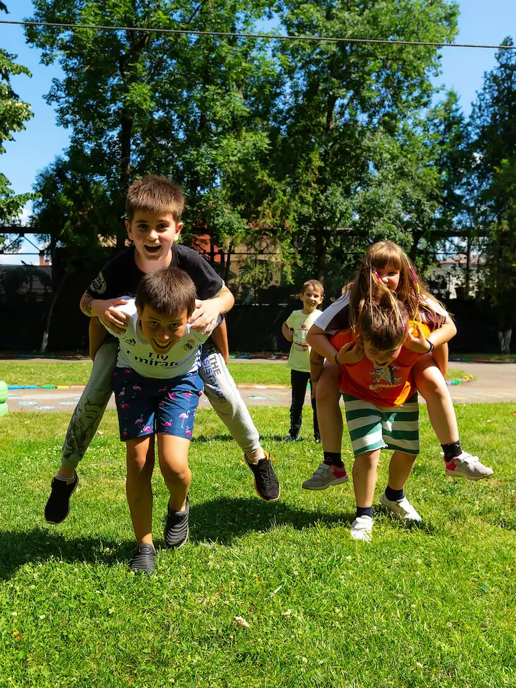 Copii la Școala de Vară Hera Kids din Târgoviște, jucându-se în aer liber.